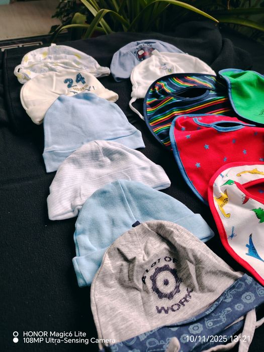 Лот бебешки шапчици и лигавничета за бебе р-р 0-3м