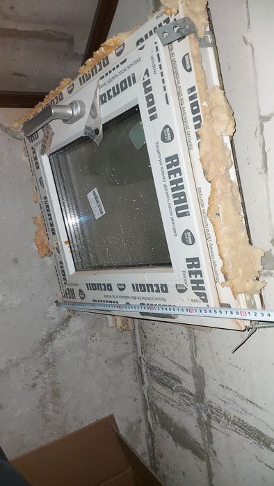 Форточка окно Rehau