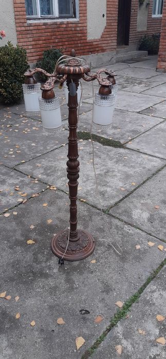Lampa vintage cu picior.