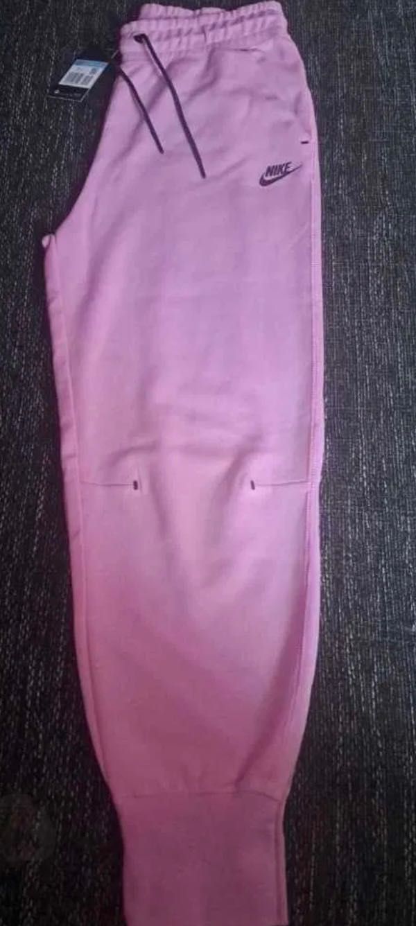 Оригинално дамско долнище Nike tech fleece