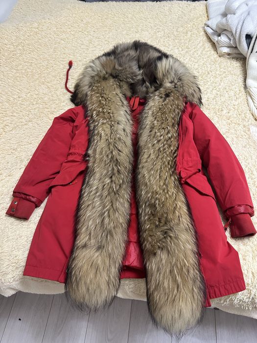 Продам парку крассного цвета с богатым мехом