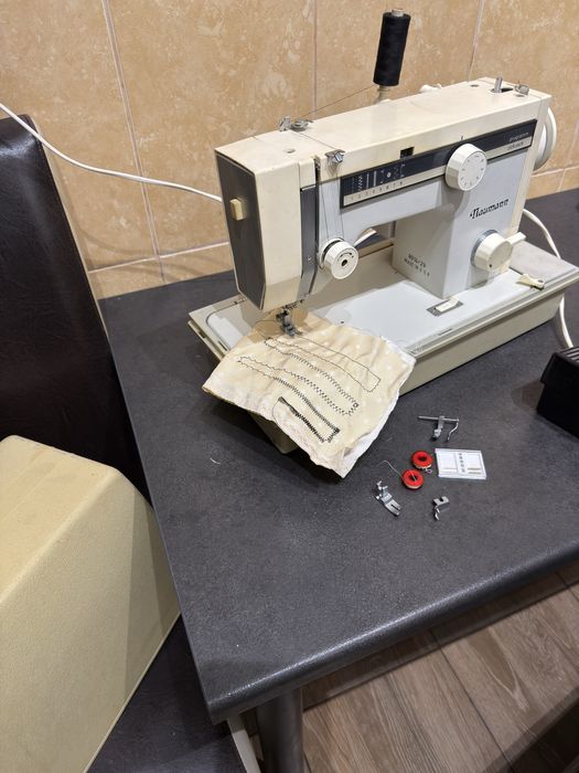 Masina de cusut festonat brodat Naumann Germania