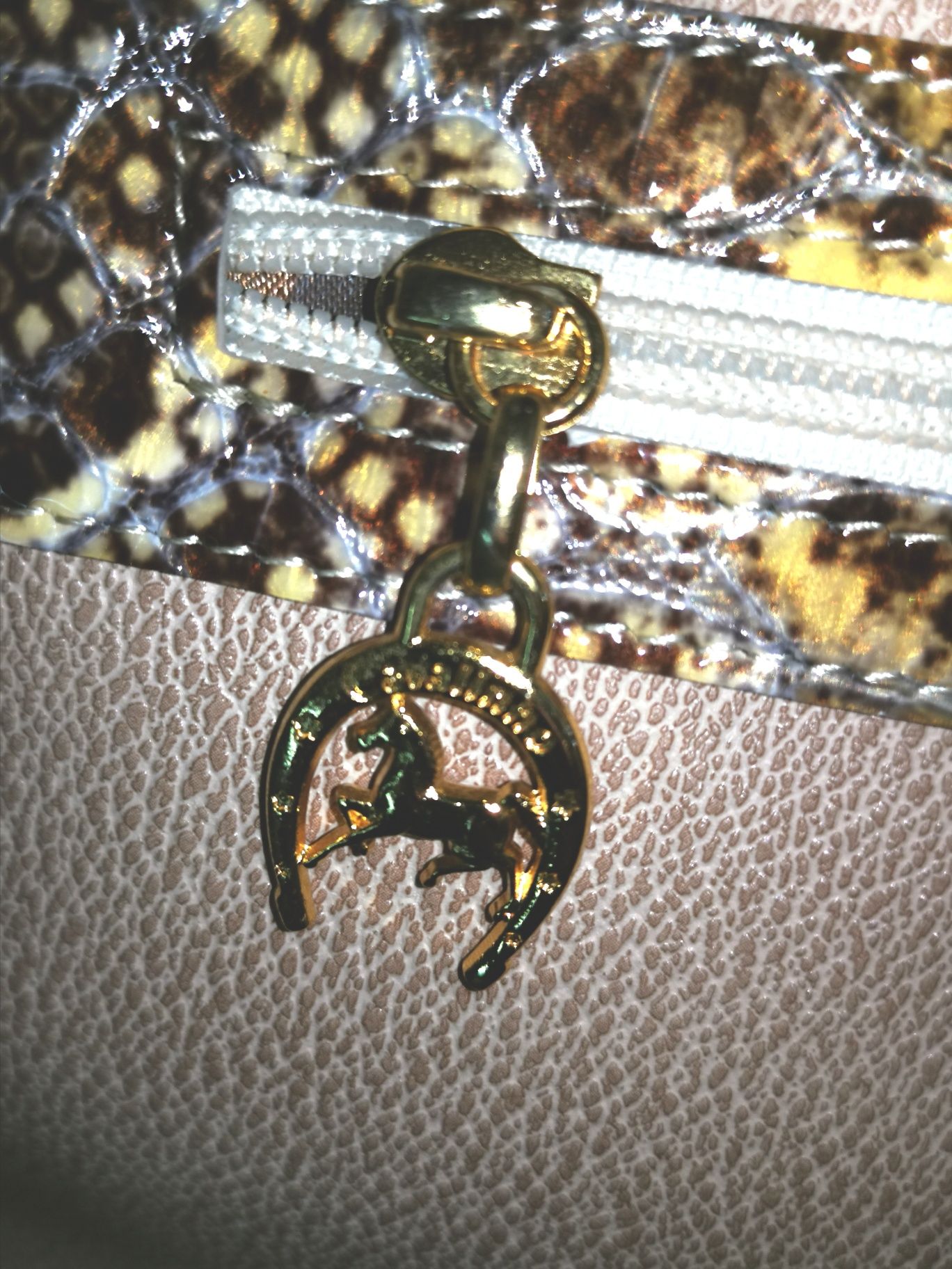 Designer Bag Чантата е модел на марката Cavalinho. Като нова