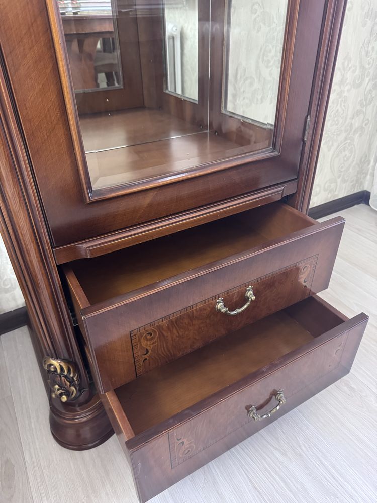 Продаю сервант для посуды