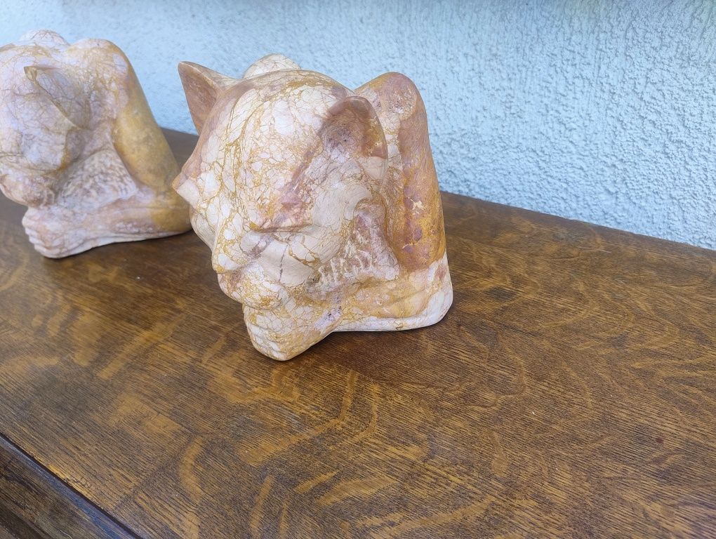 Vând pereche de sculpturi vechi din marmură, stil gotic gargoile