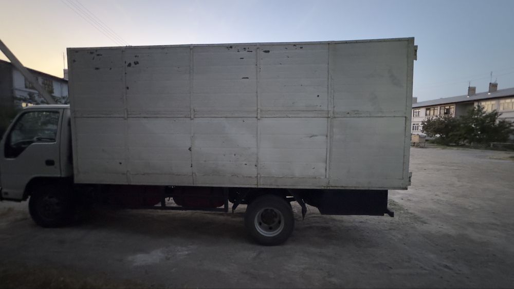 Isuzu 2008 yurib turgan mashina