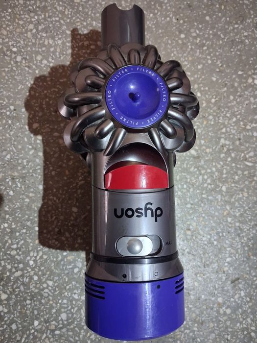 Aspirator DYSON V8