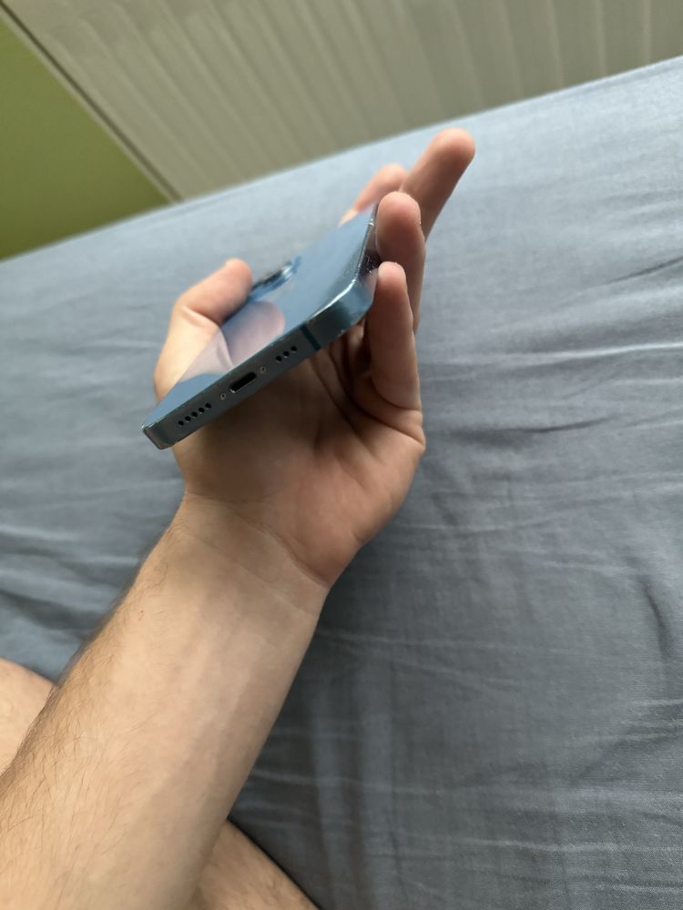 Продавам iPhone 13 128 GB ,телефона има външни забележки