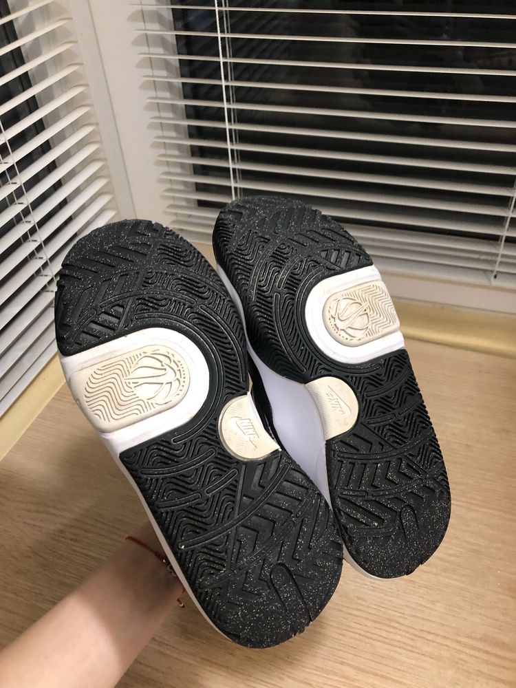 Обувки nike.