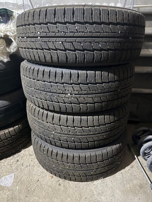 Продам зимние шины Triangle 235/65 R16C (липучка) — почти новые!