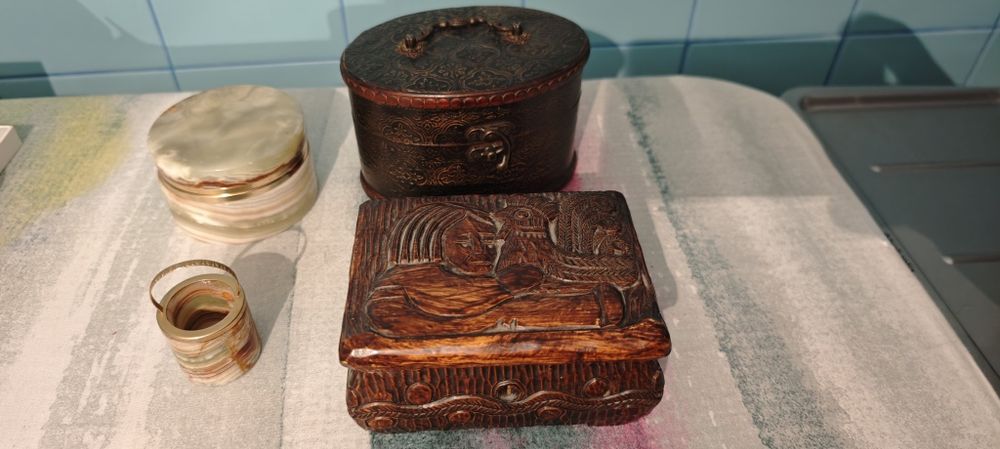 Cutii de bijuterii din lemn si piatra