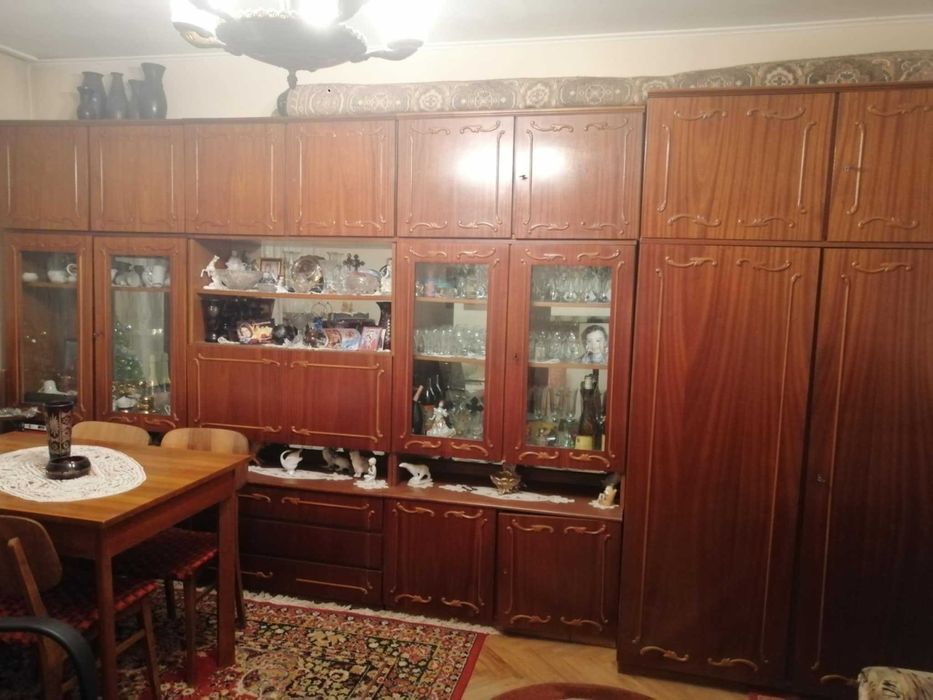 vând mobila sufragerie,mese,scaune,fotolii, dulapuri.