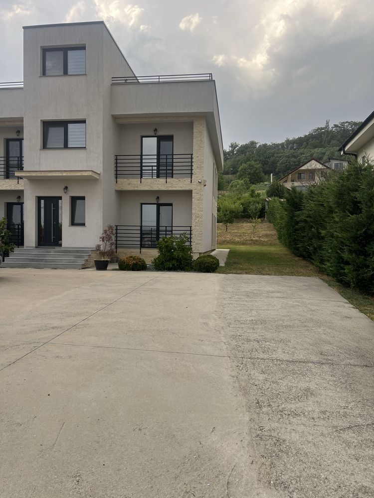 Inchiriez apartament la casa la 5 minute de centrul orasului de mers p