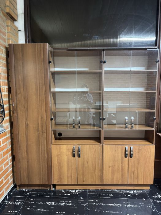 Шкаф сервант из натурального дерева