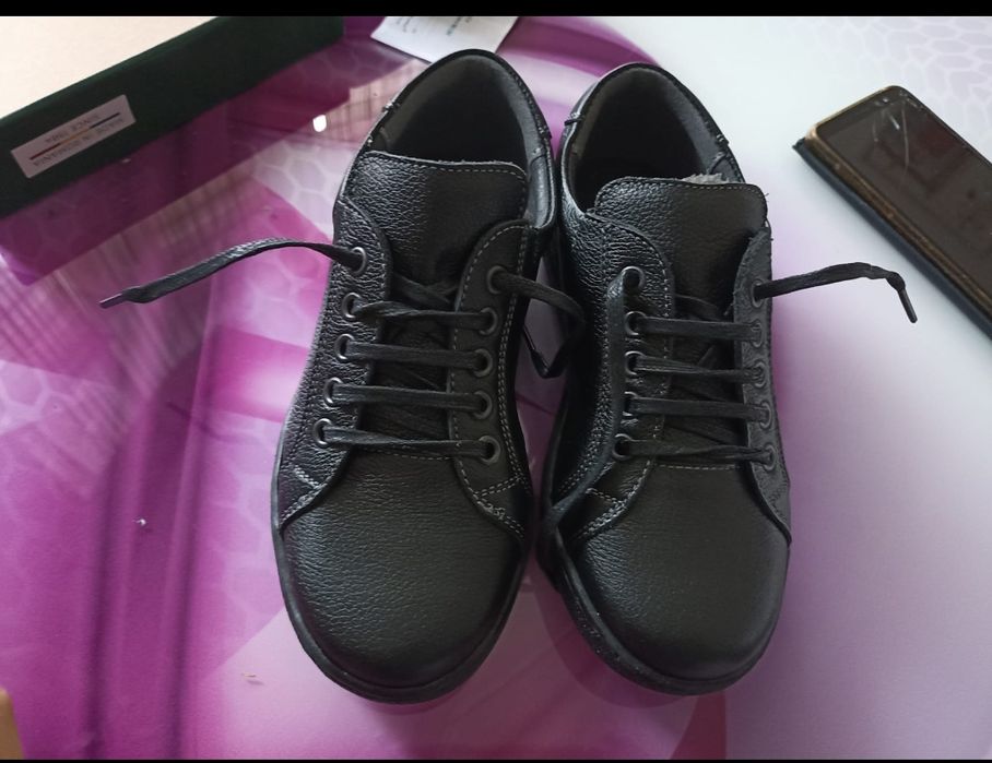 Vând pantofi casual