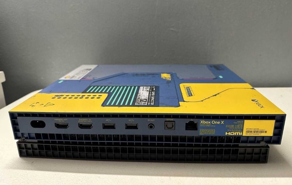 Vând Xbox One X Cyberpunk 2077 Limited Edition