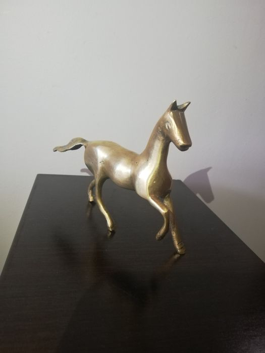 Много красива статуетка на кон. Месинг.
