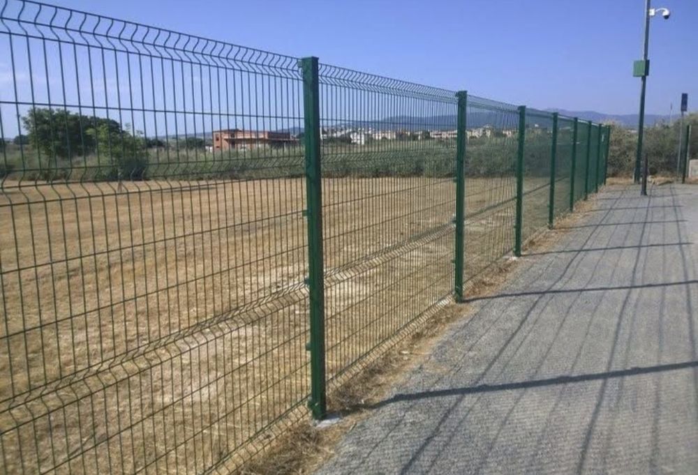 Oferim servicii de imprejmuire la cheie , 

Montam garduri din panouri