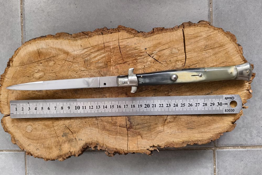 Se vinde Stiletto de mari dimensiuni anii 50