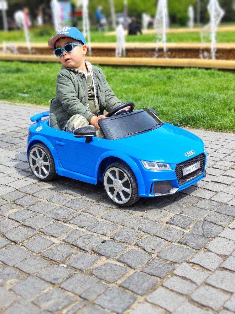 Mașina electrică Audi albastra