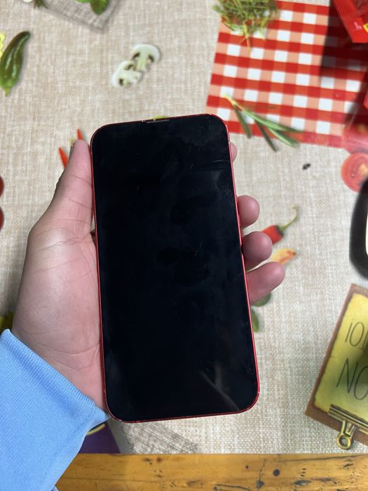 vând IPhone 13 red