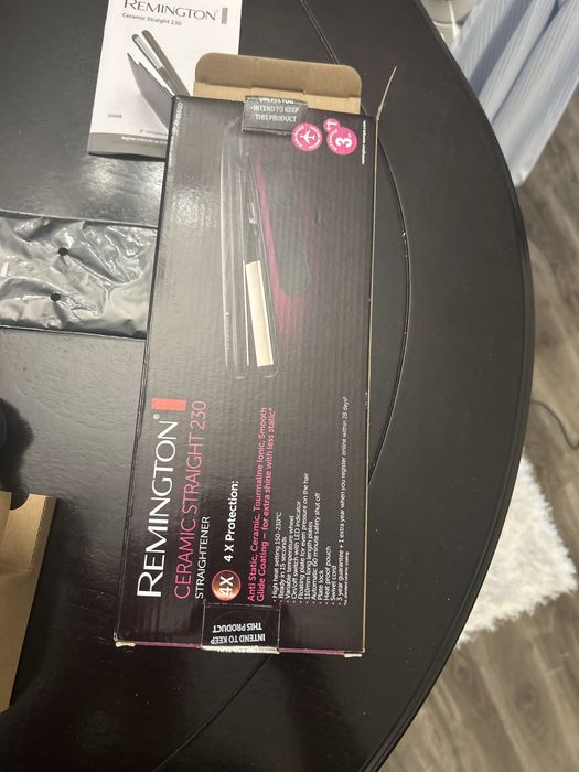 Placă de întins părul Remington Ceramic Straight 230 – Nouă, Sigilată