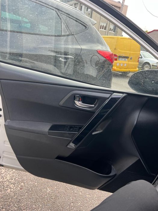 Vând toyota auris hibrid avariat 12.2016