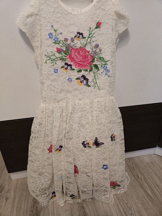 Дантелена рокля за момиче с красиви бродерии Pettit Fleur