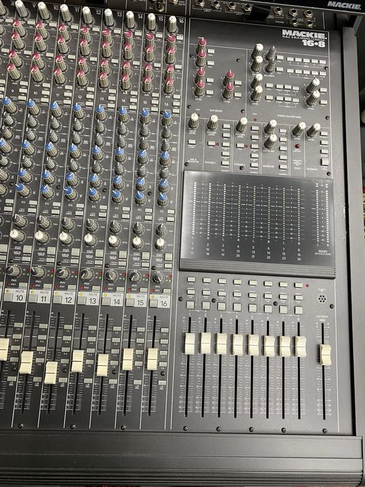 Vand mixer Mackie 16.8 bus