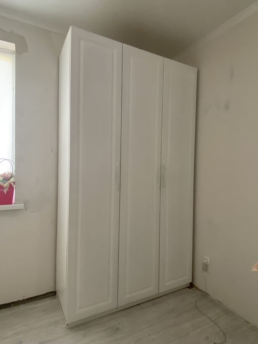 Шкаф белый вместительный