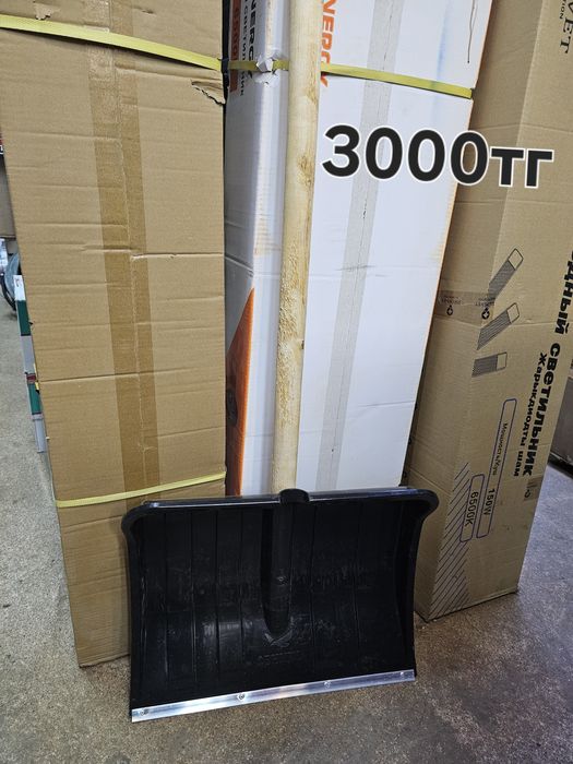 Лопата для снега. Хорошая снеговая лопата. В Астане.