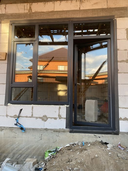 Пластиковый и алюминовый окна и двери перегородки лоджи