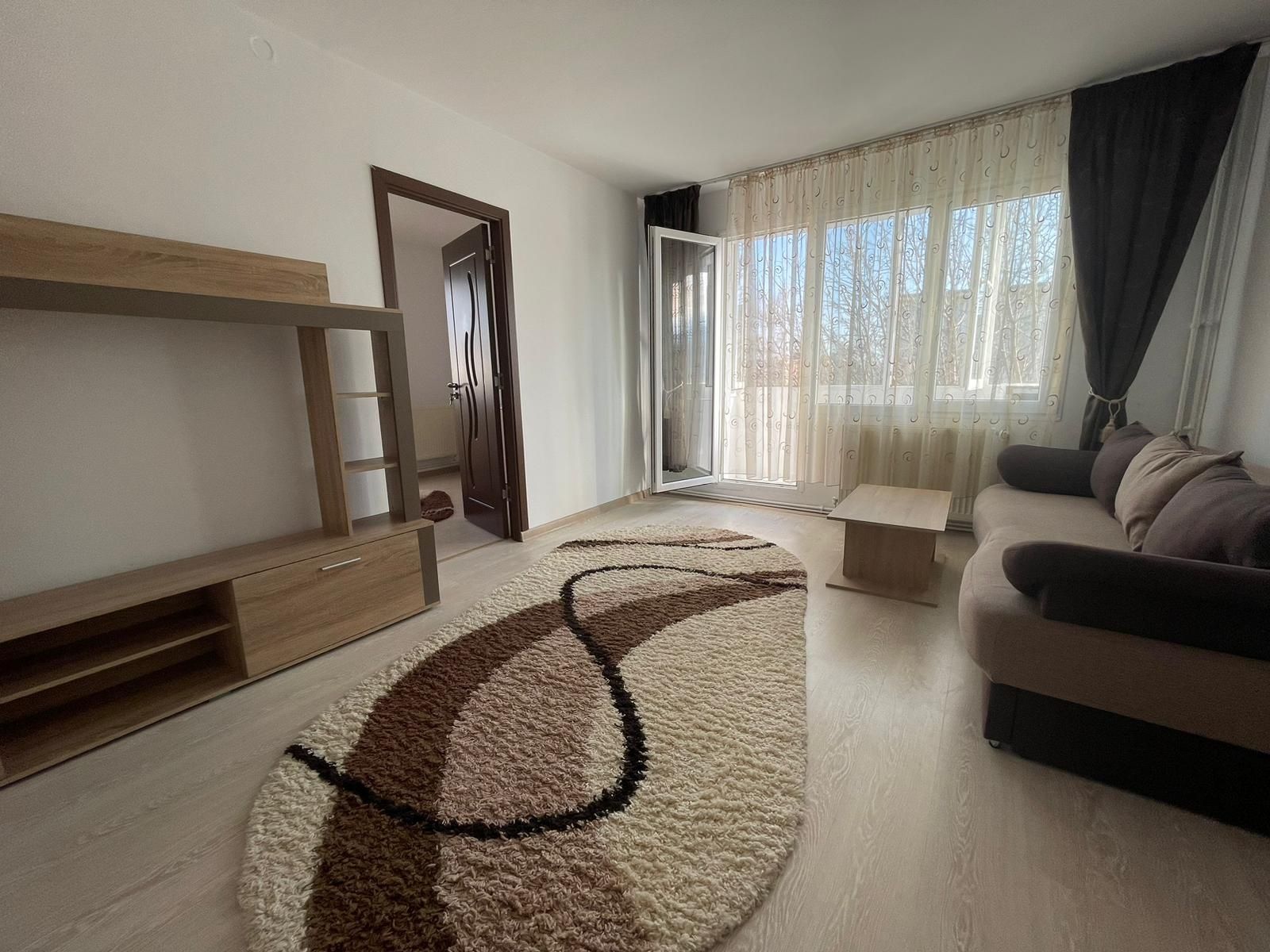 Închiriez apartament cu 3 camere