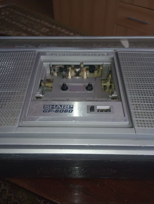 Radiocasetofon Sharp GF6060, funcțional, pentru piese sau radio