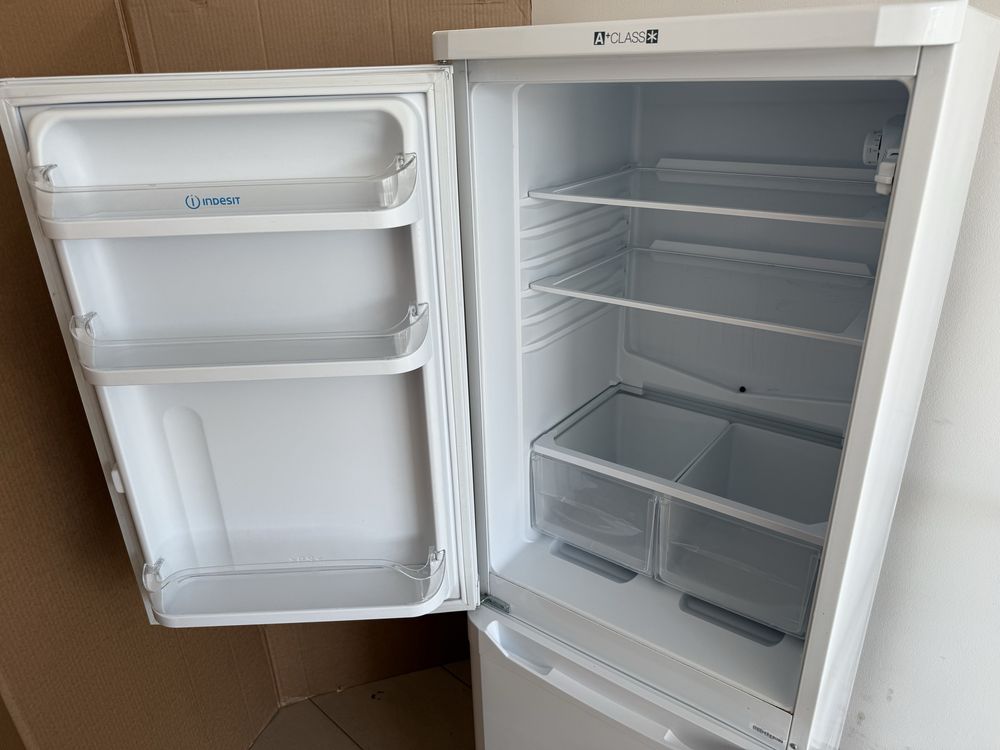 Indesit хладилник маломерен (155см)
