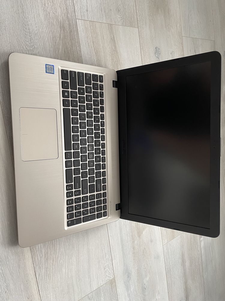 Laptop Asus VivoBook 15 I3-7020U