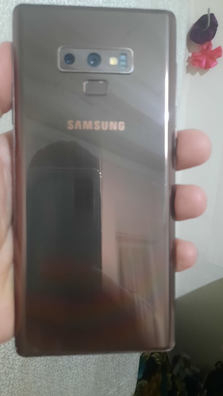 Samsung galaxy note 9 128/6 koreya 2 sim qilingan aybi bor rasmda
