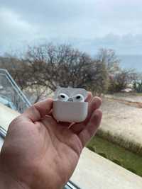 Продавам слушалки AirPods 3, в много добро състояние.