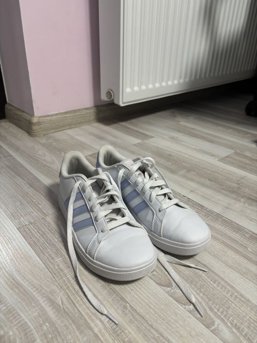 Бели спортни кецове Адидас