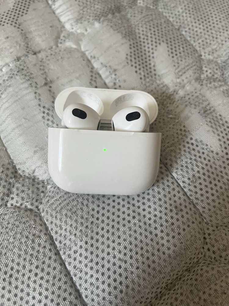 Продаю Airpods 3
