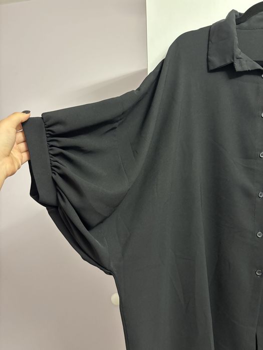 Еднакви ризи-черна, бяла и синя