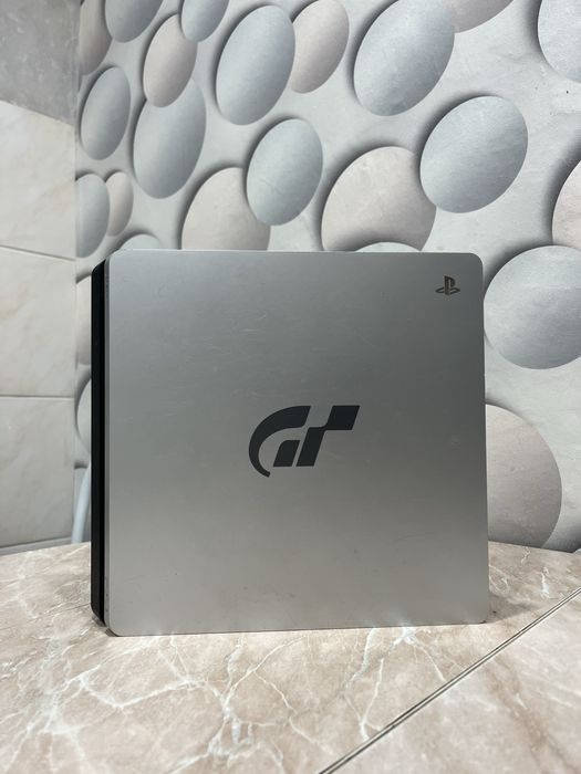 PlayStation 4 Slim Gran Turismo Sport Limited Edition, Б/У.