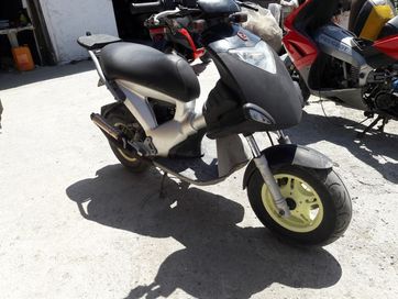 скутер ( Gilera ice 50-Двигател MALOSSI )-на части