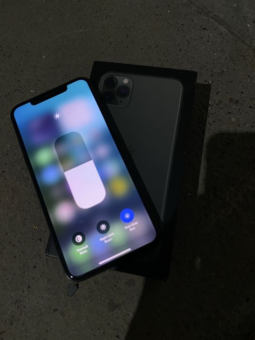 Iphone 11 pro max holat idiyal