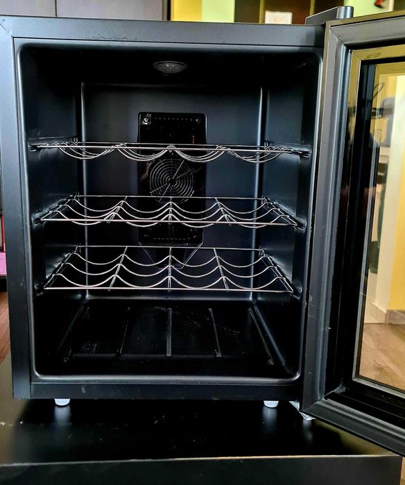 Продавам охладител за вино - Medion MD 15803