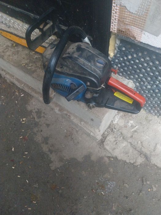 Vând  drujba și bosa cu statie sau scinmb