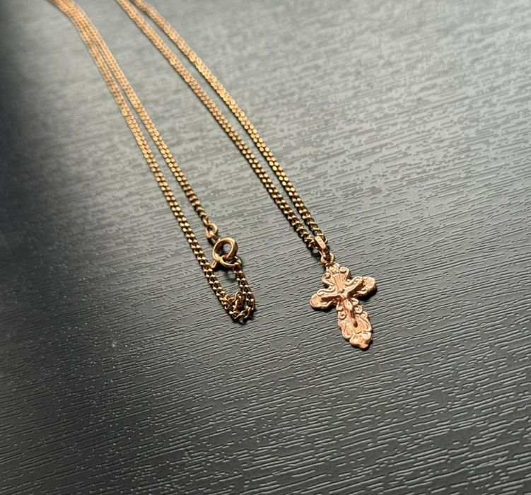 Продам золотую цепочку с крестиком