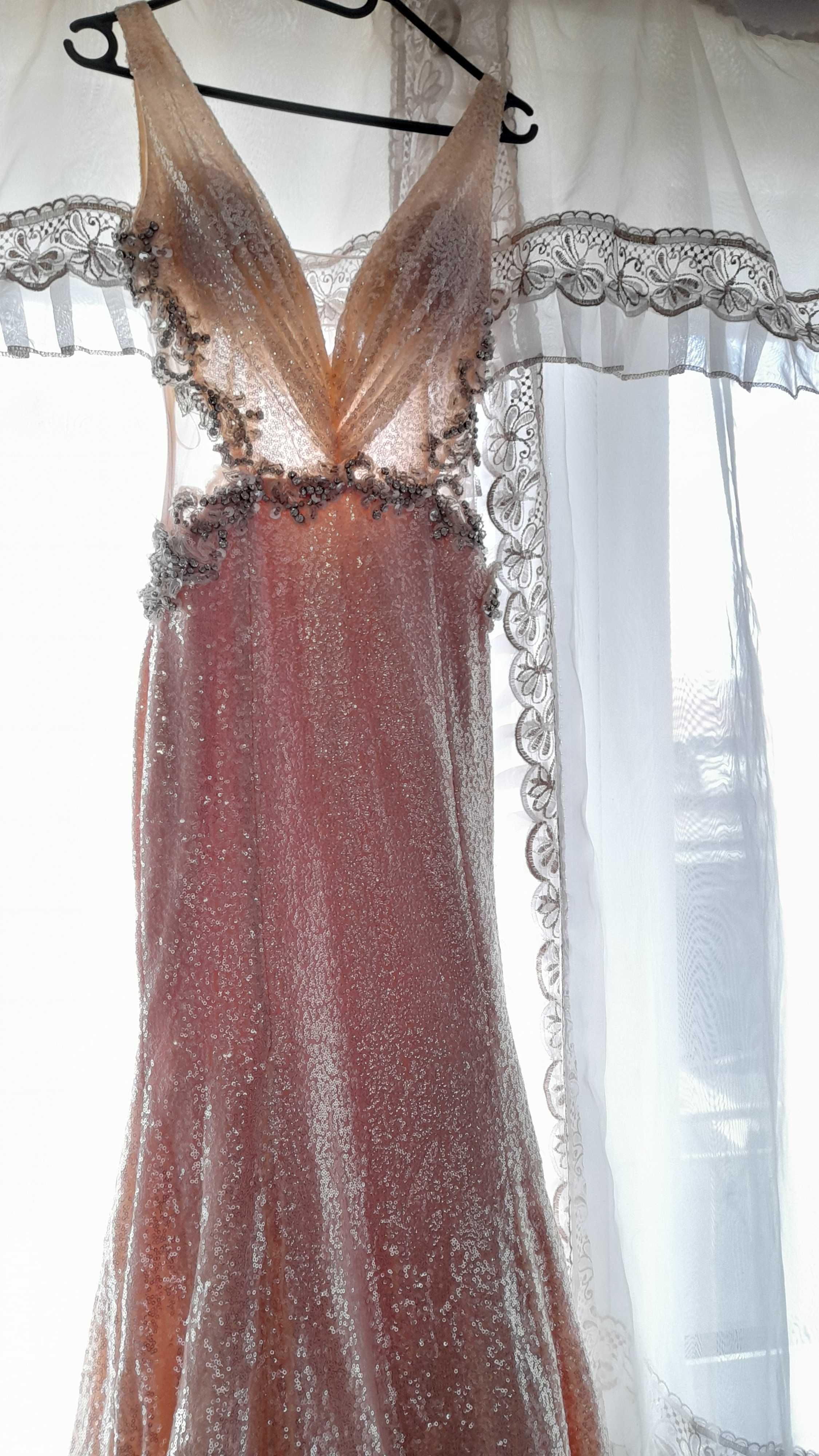 Дизайнерски бални рокли винтич елементи
