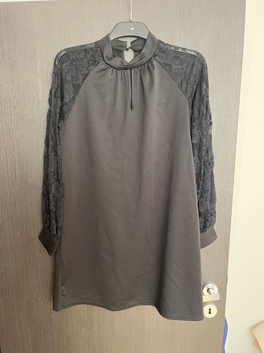 Широка черна рокля с дантелени ръкави размер С-М