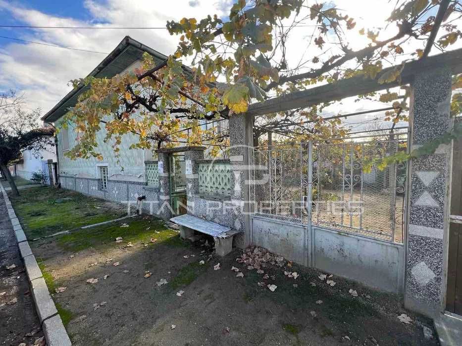 Двуетажна къща село Дълго поле